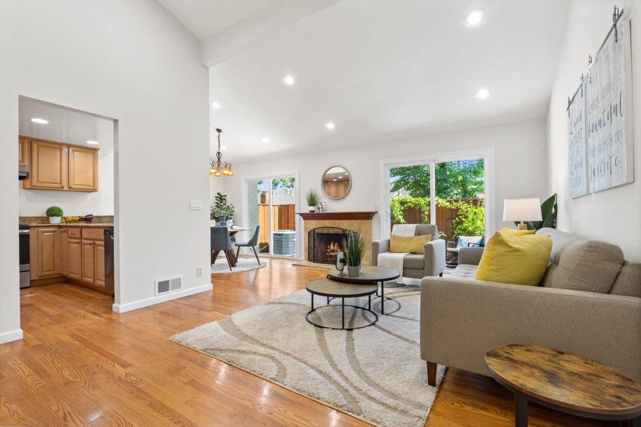 20255 Northglen Sq - Photo 1
