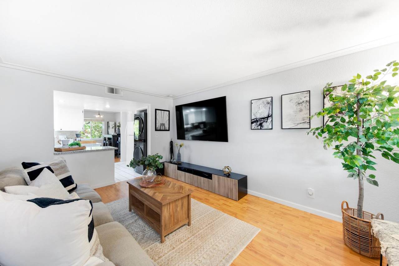380 11th St - Photo 1