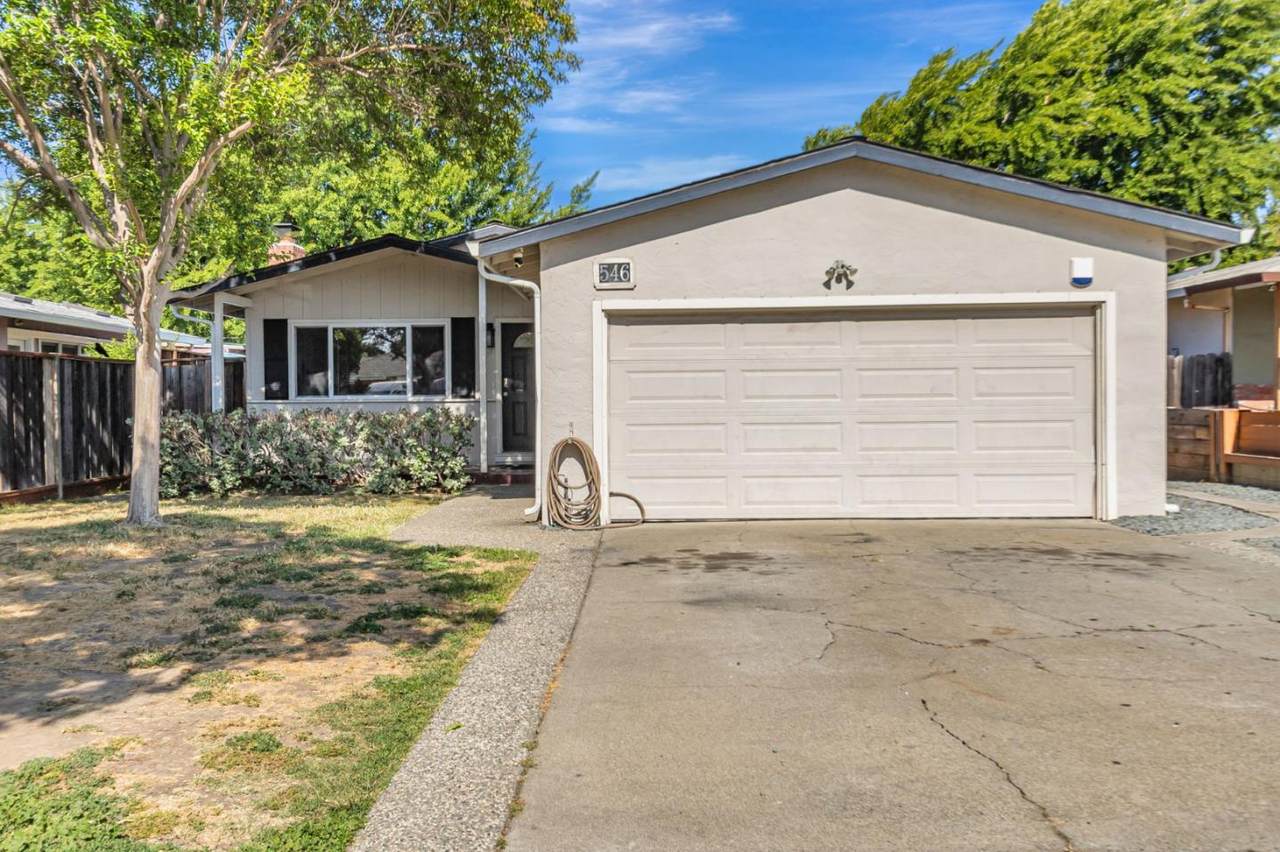 546 Menker Ave - Photo 1