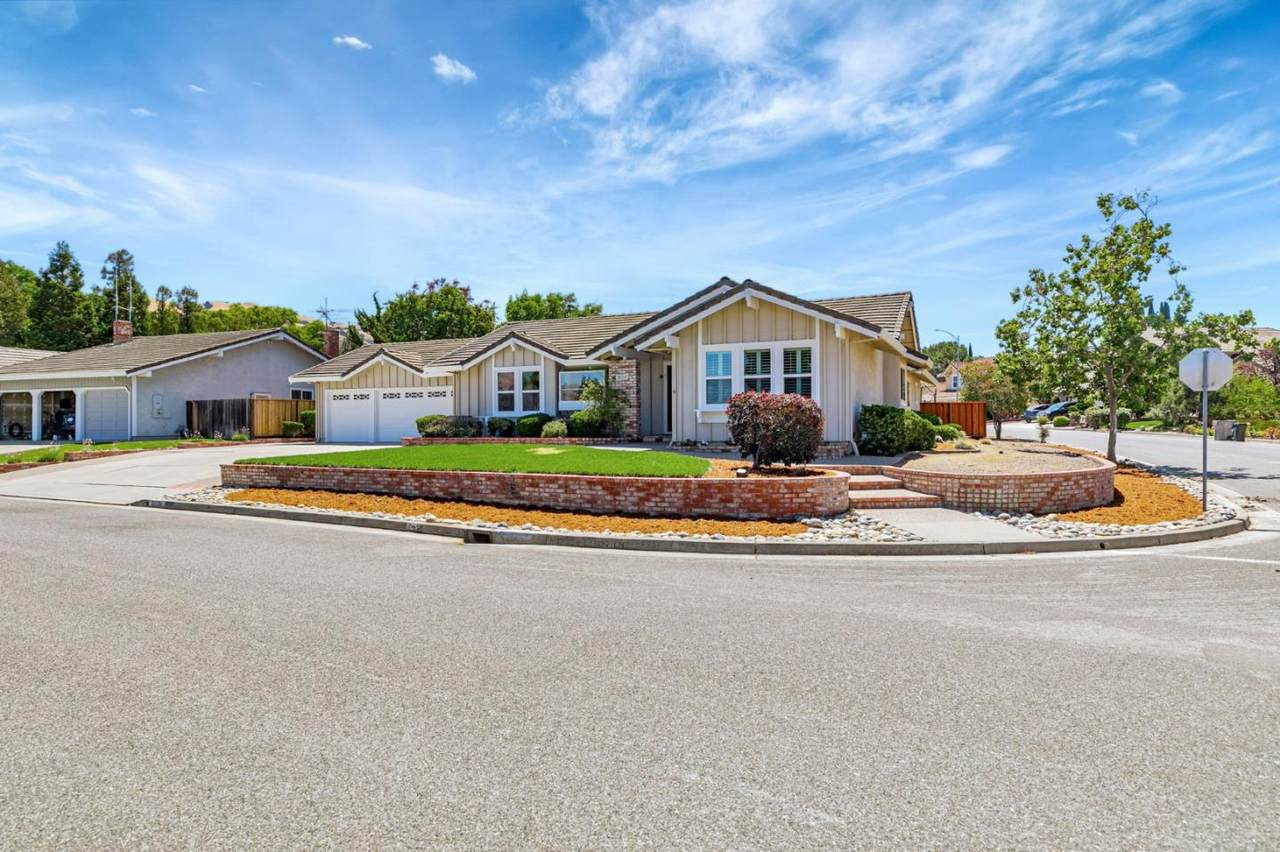 3024 Meadowlands Ln - Photo 1