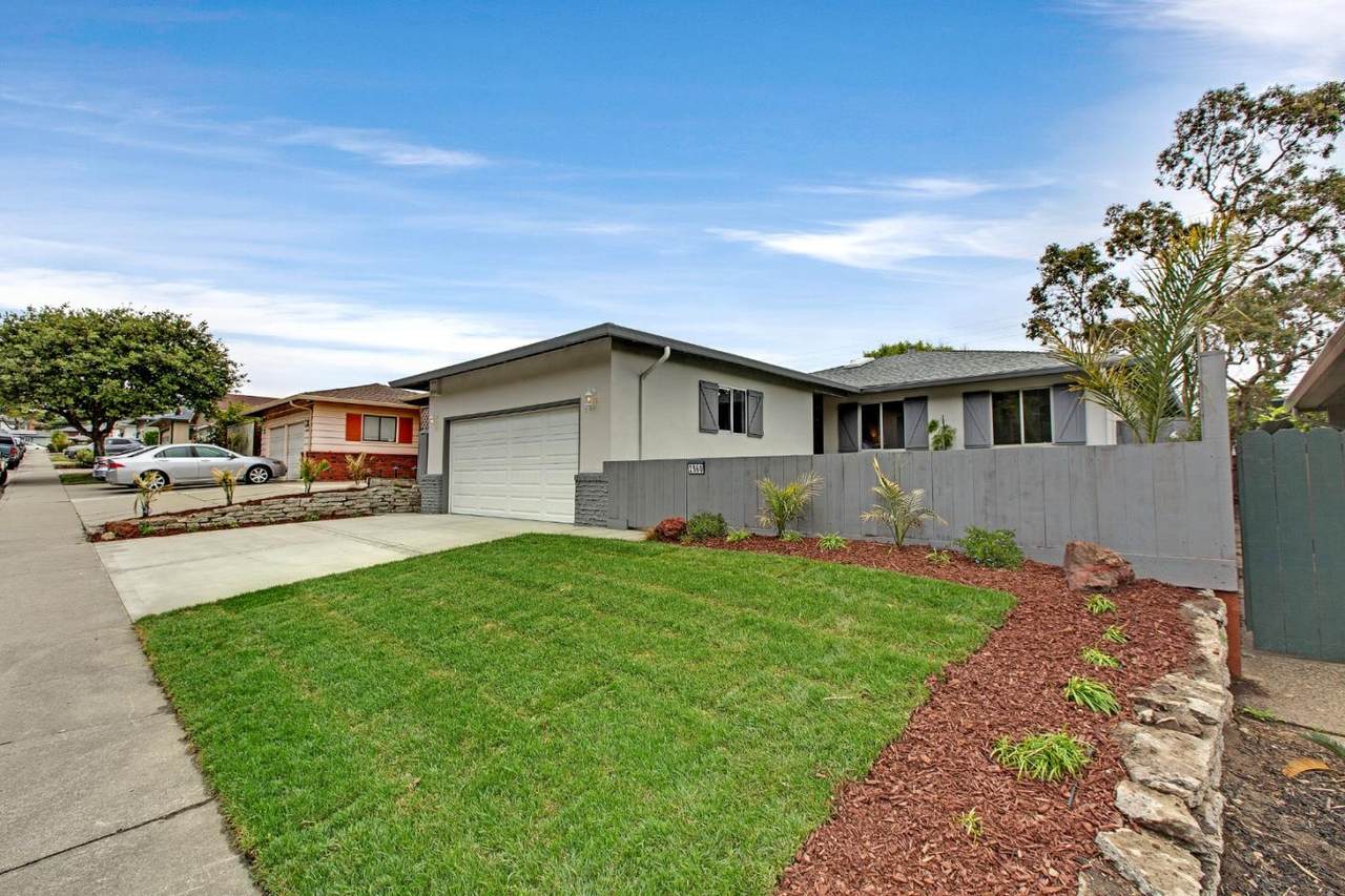 2860 Oakmont Dr - Photo 1