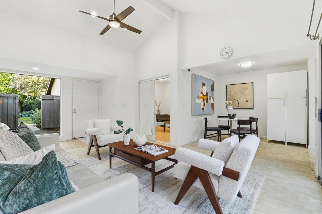 1092 Strayer Dr - Photo 1