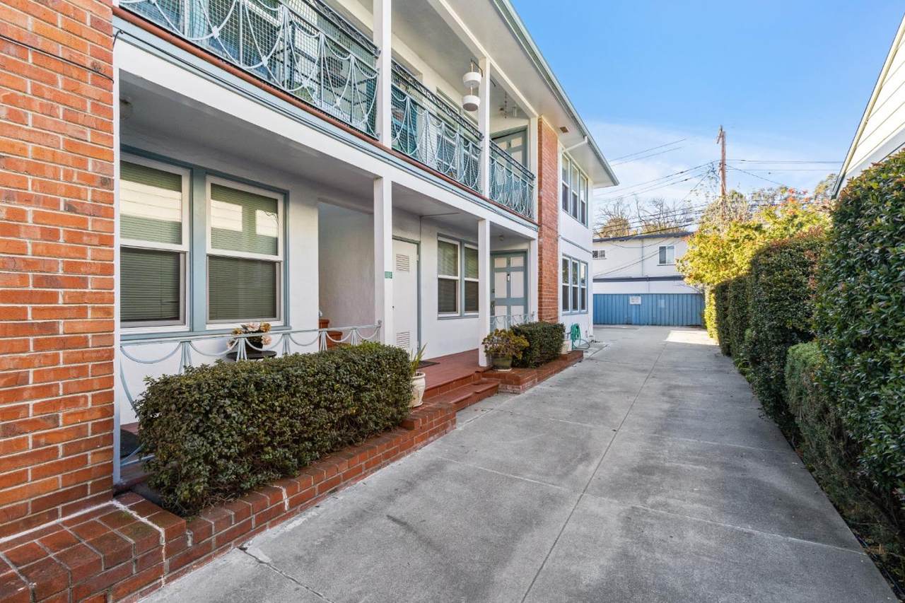 1105 Paloma Ave - Photo 1