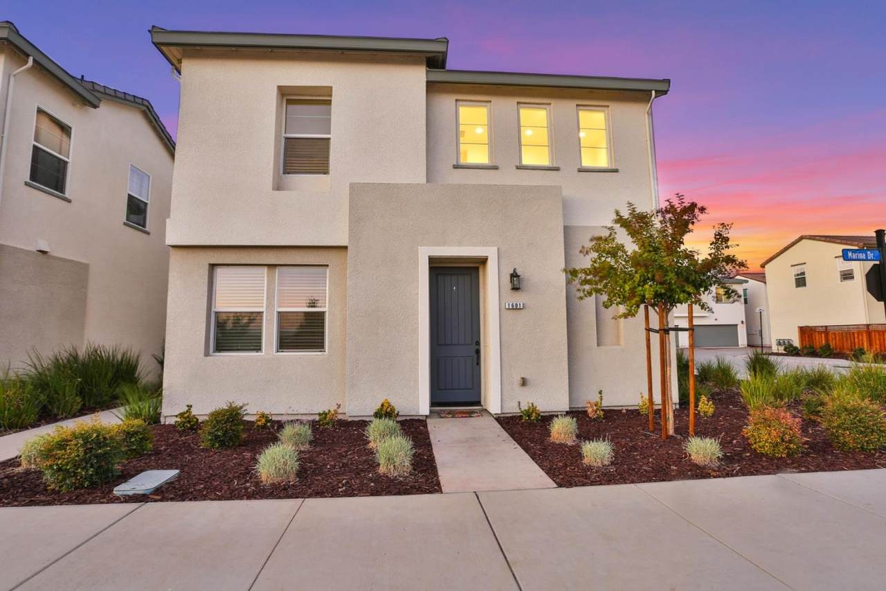 1601 Marina Dr - Photo 1