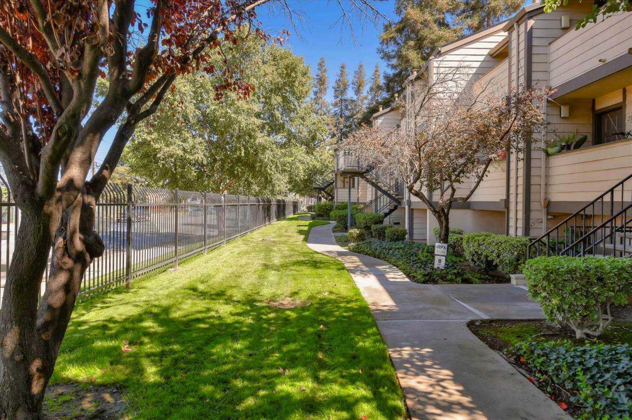 290 Stonegate Cir - Photo 1