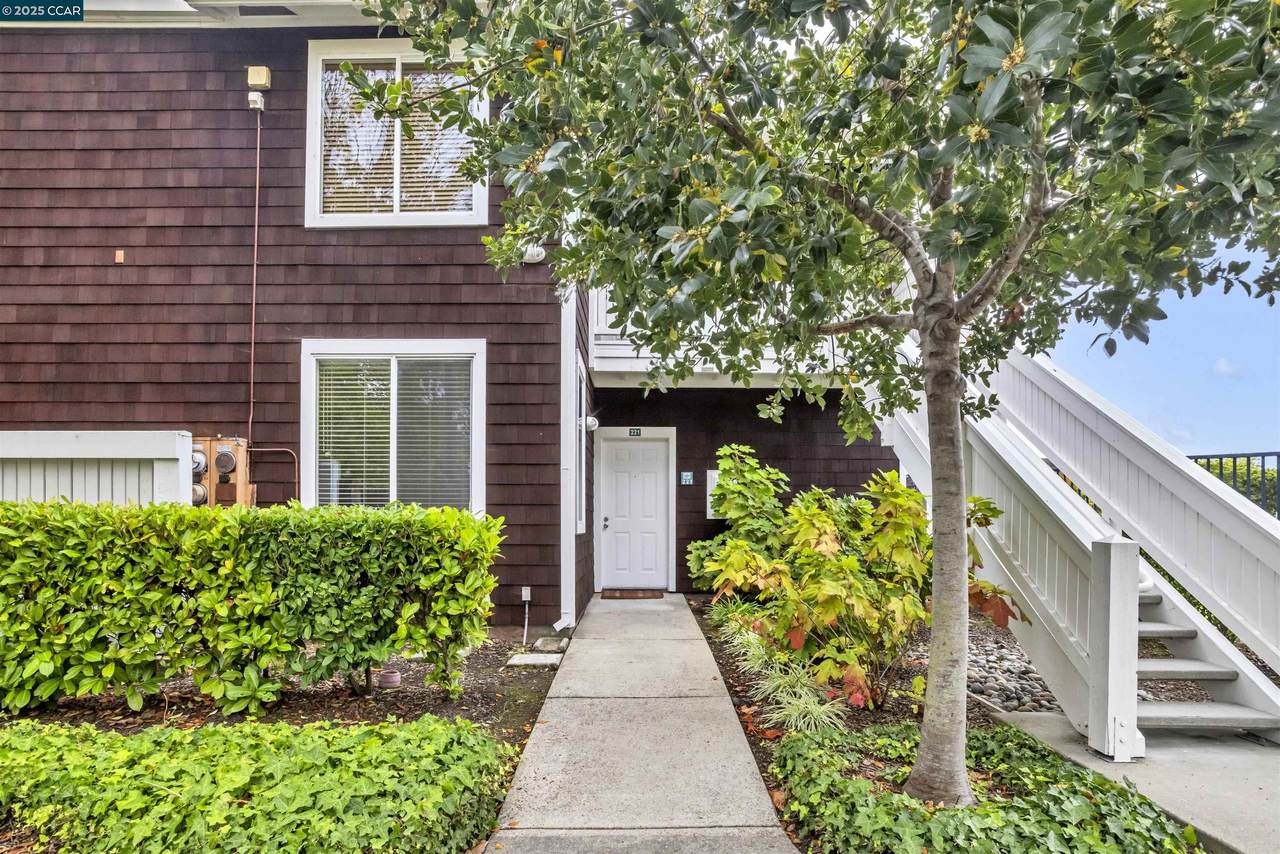 221 Bayside Ct - Photo 1