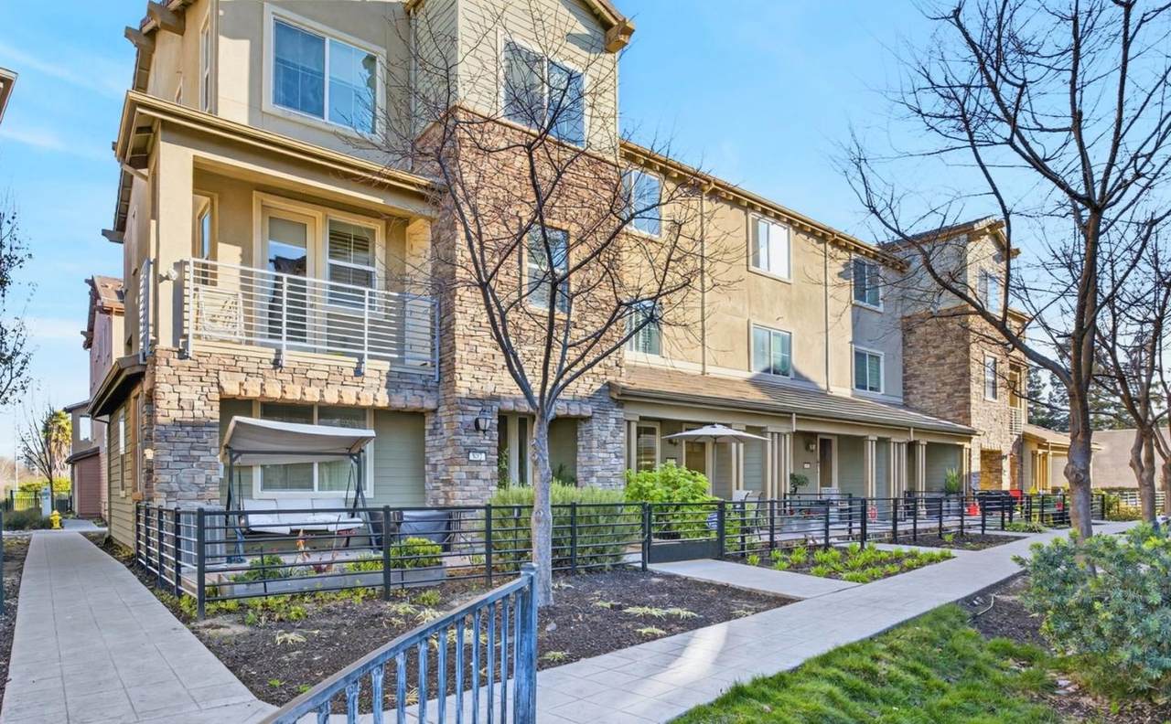 890 White Moonstone Loop - Photo 1