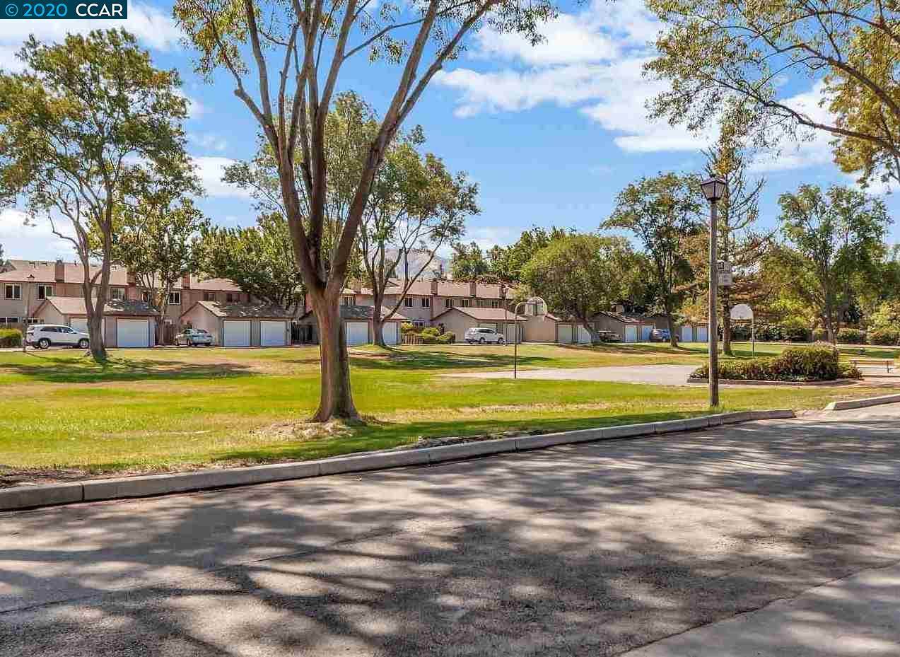 1471 Saint James Pkwy - Photo 1