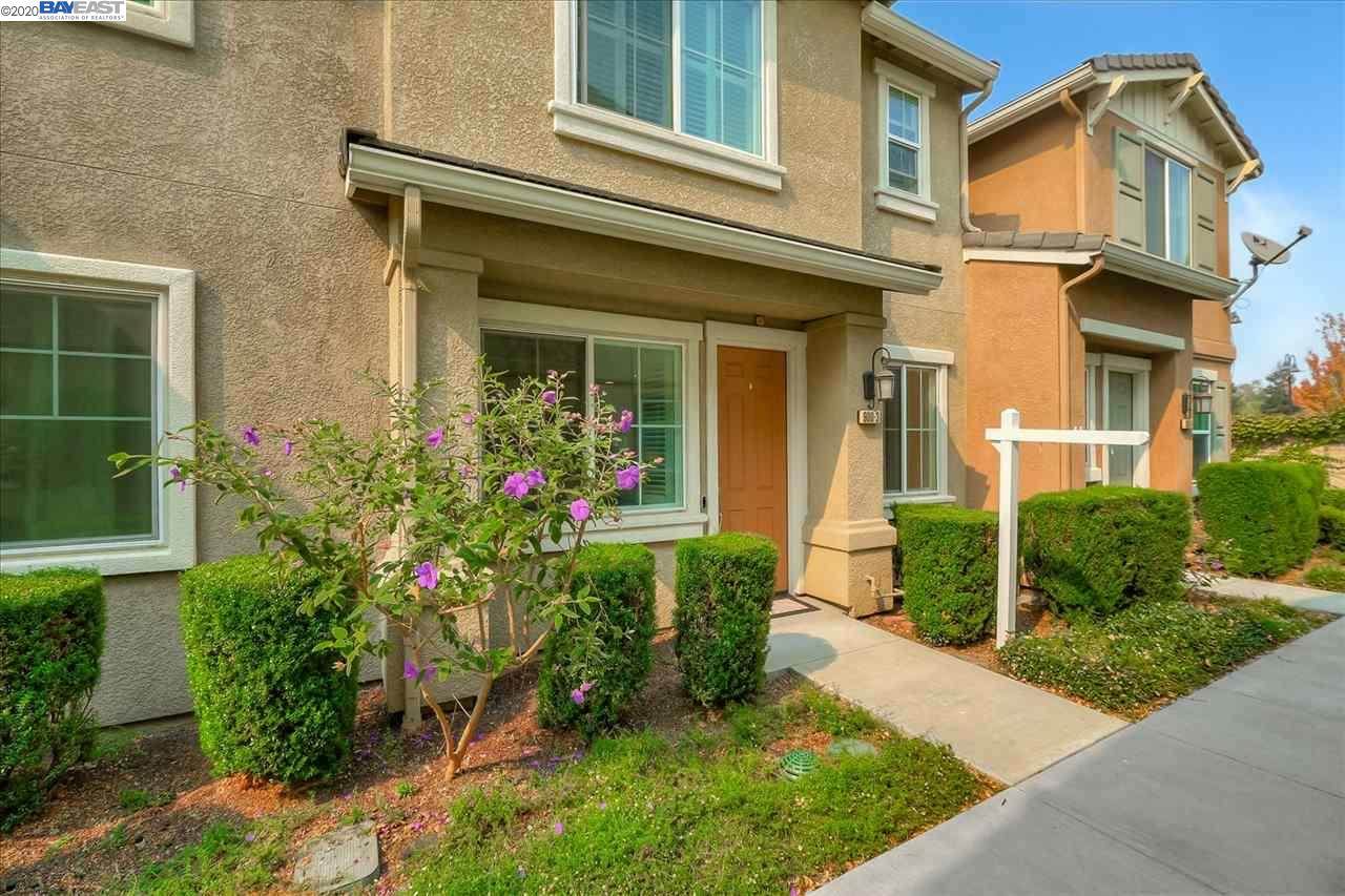900 Old Oak Ln 3 - Photo 1