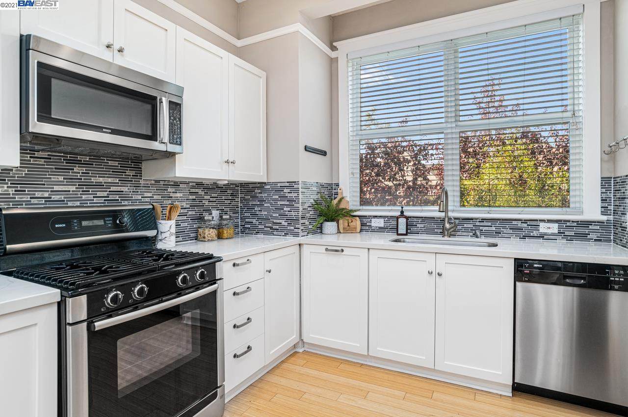 3262 Louise Street - Photo 1