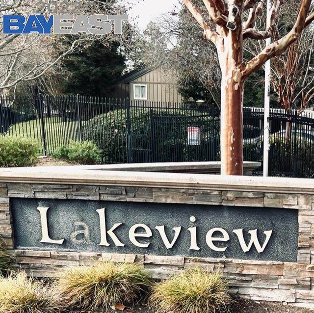 2251 Lakeview Cir - Photo 1