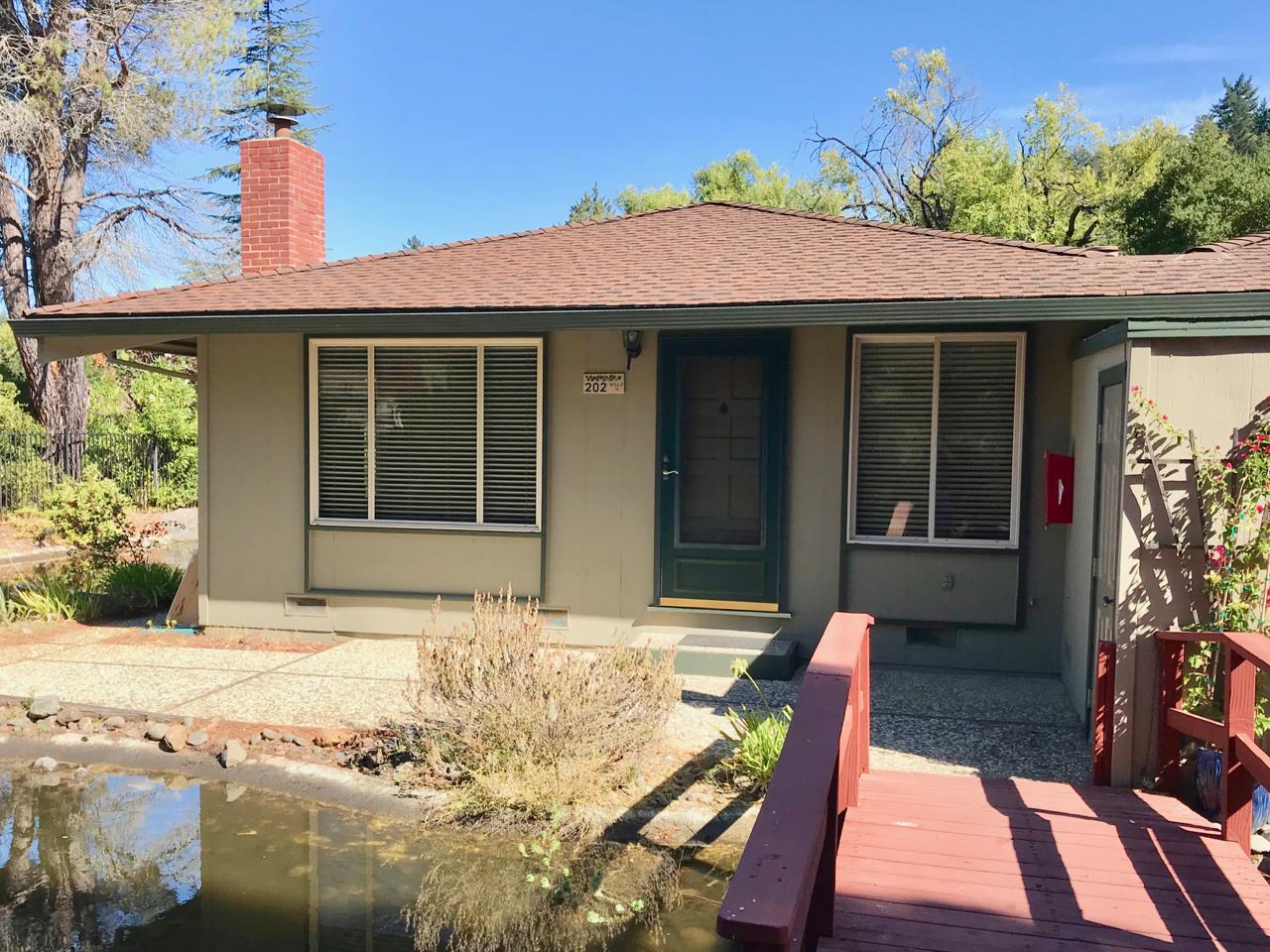 202 Hilton Dr - Photo 1