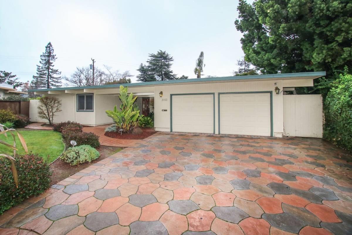 2053 Sandalwood Ct - Photo 1