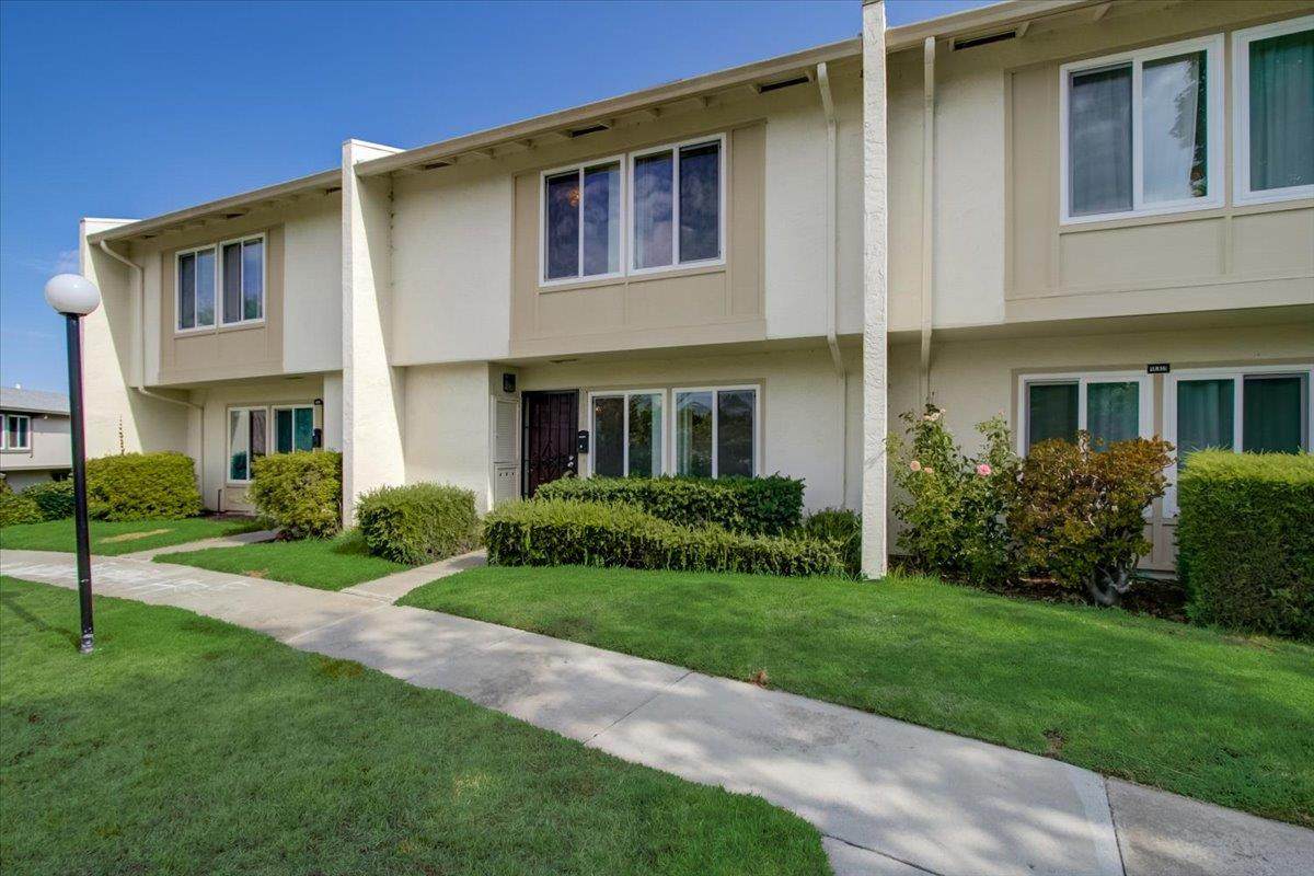1834 Queen Elizabeth Way - Photo 1