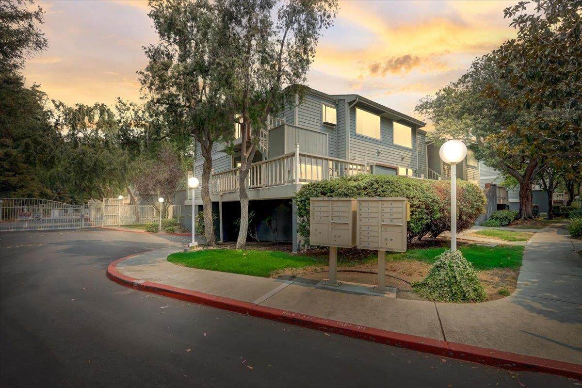 37000 Meadowbrook Cmn 201 - Photo 1