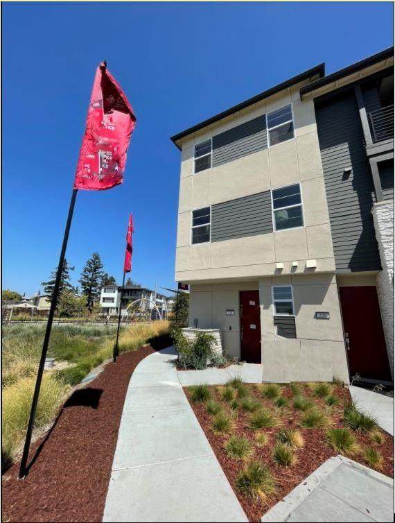 334 Line St - Photo 1