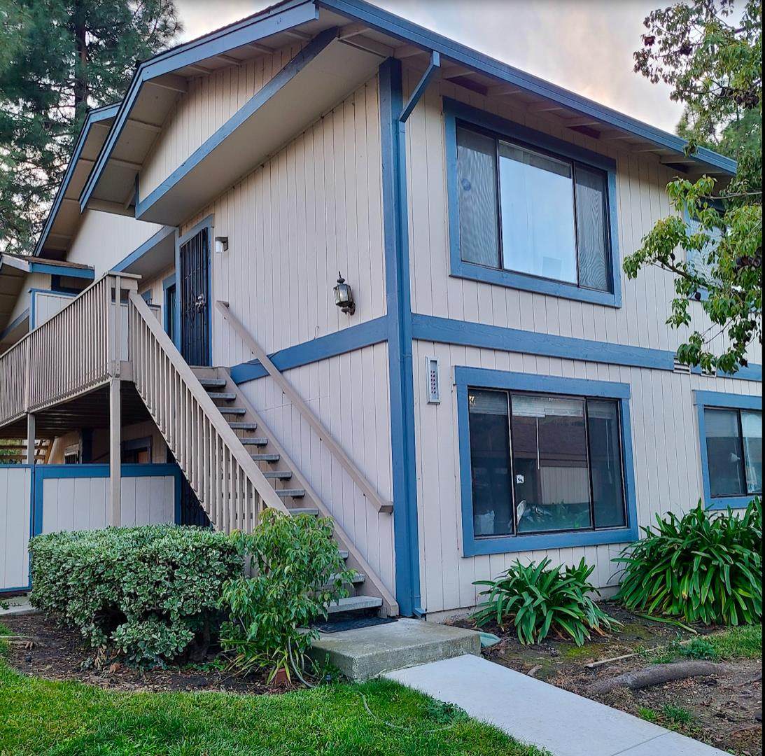 109 Aurora Plz 40 - Photo 1
