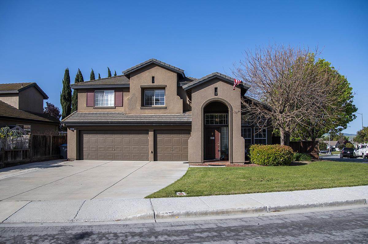 2300 Fairhaven Dr - Photo 1