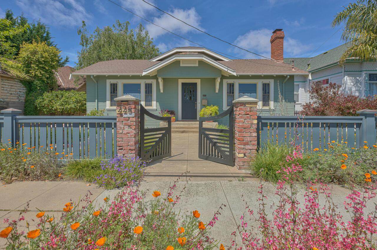 225 Maple St - Photo 1