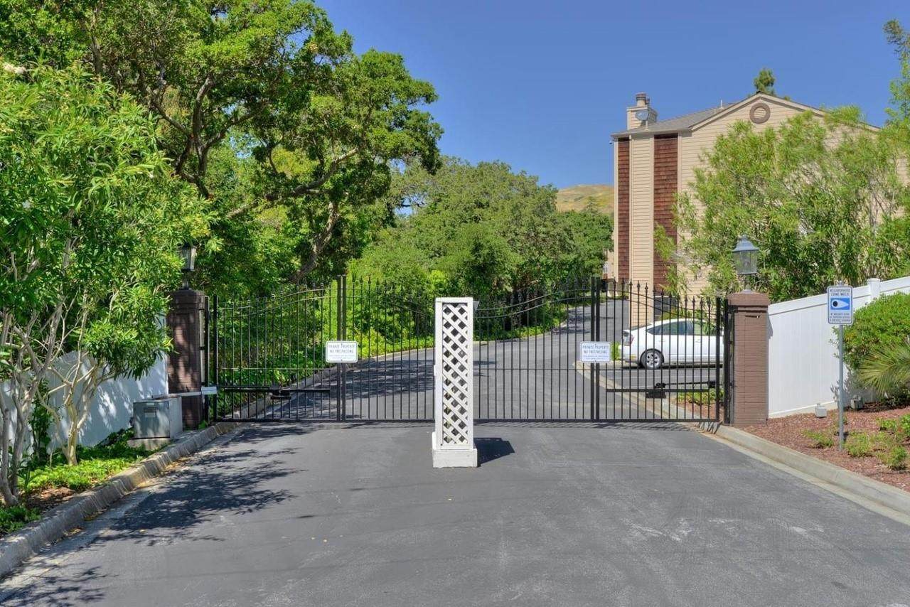 8 Holmes Ln - Photo 1
