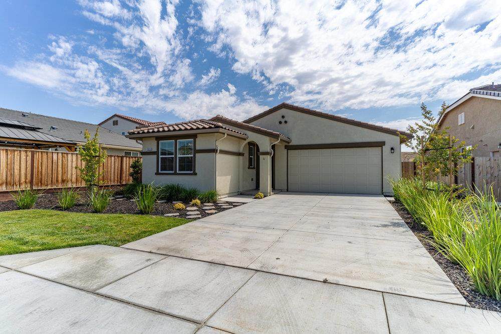 2833 Kings Way - Photo 1