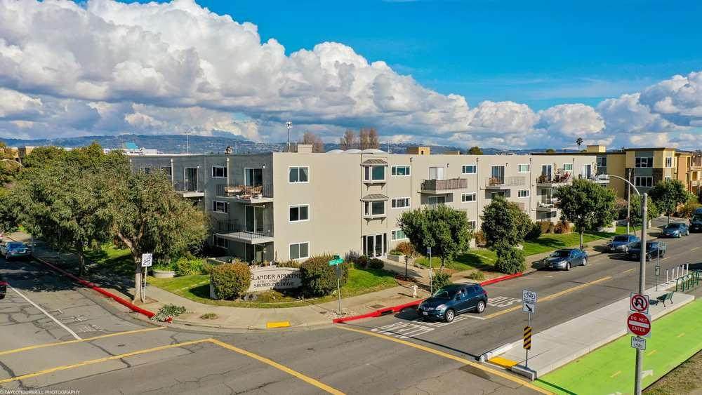 1701 Shoreline Dr - Photo 1