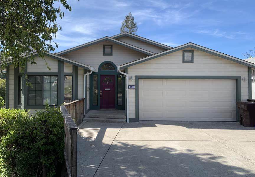 619 Edwards St - Photo 1