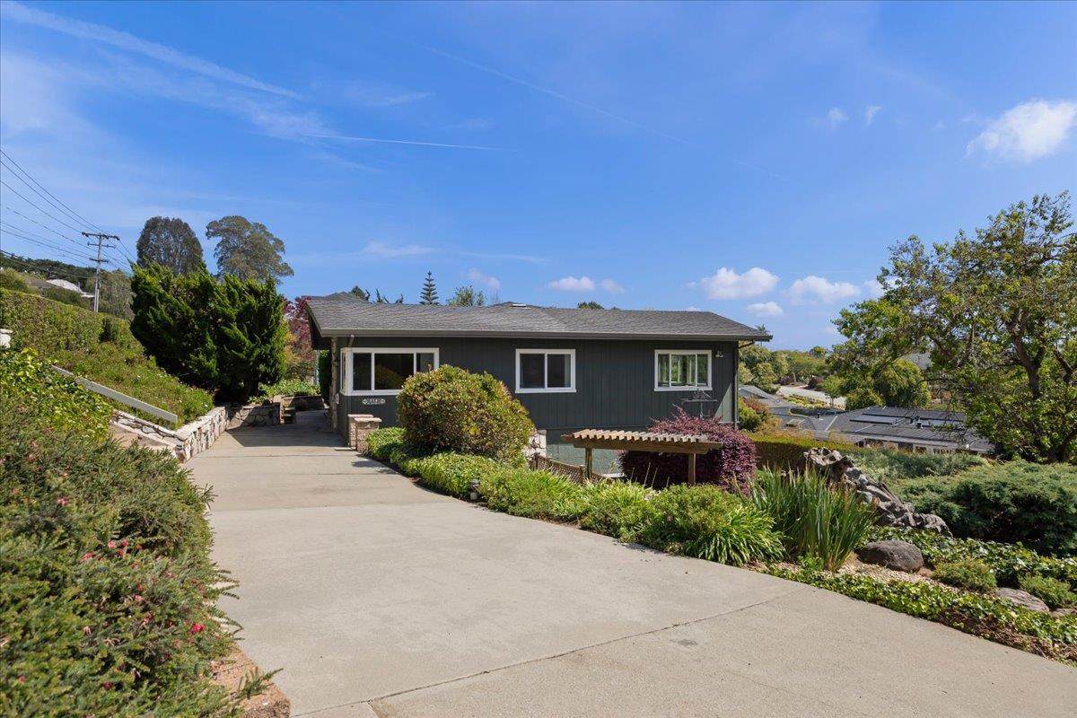 714 Clubhouse Dr - Photo 1