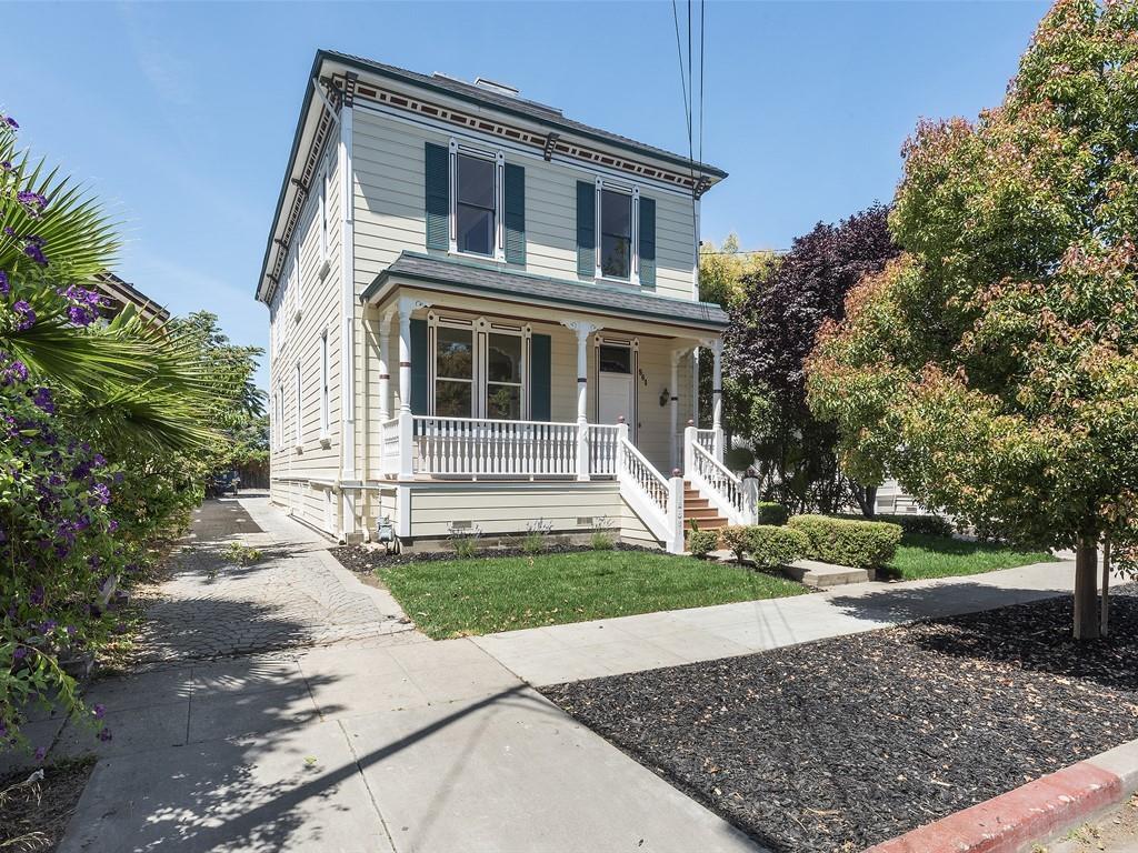 561 9th St - Photo 1
