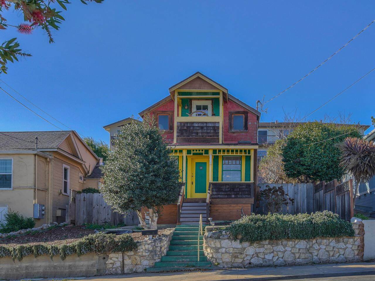 225 Hawthorne St - Photo 1