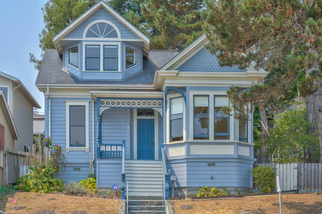 557 Hawthorne St - Photo 1