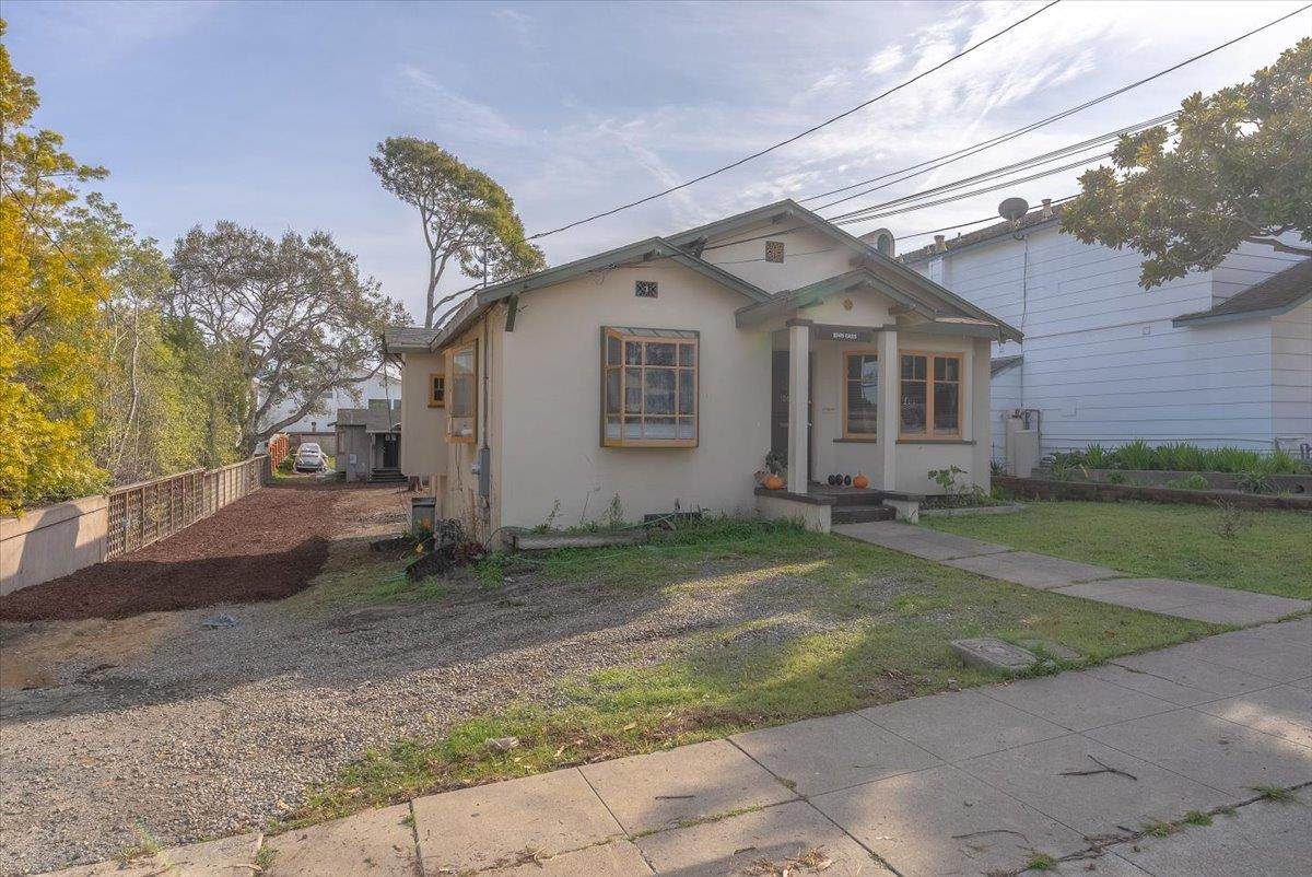 1045-1047 Cass St - Photo 1