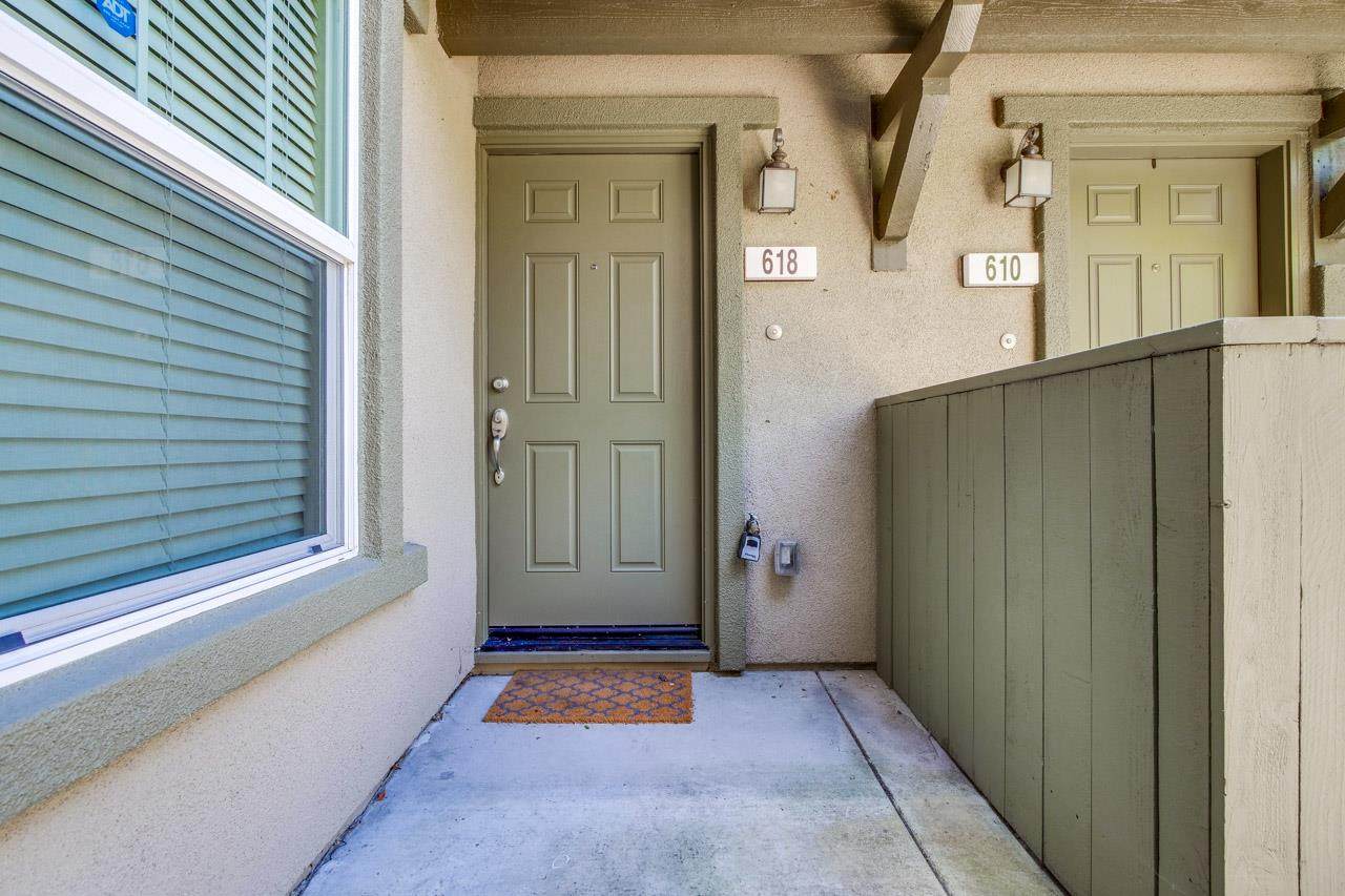 618 El Paseo Cir - Photo 1