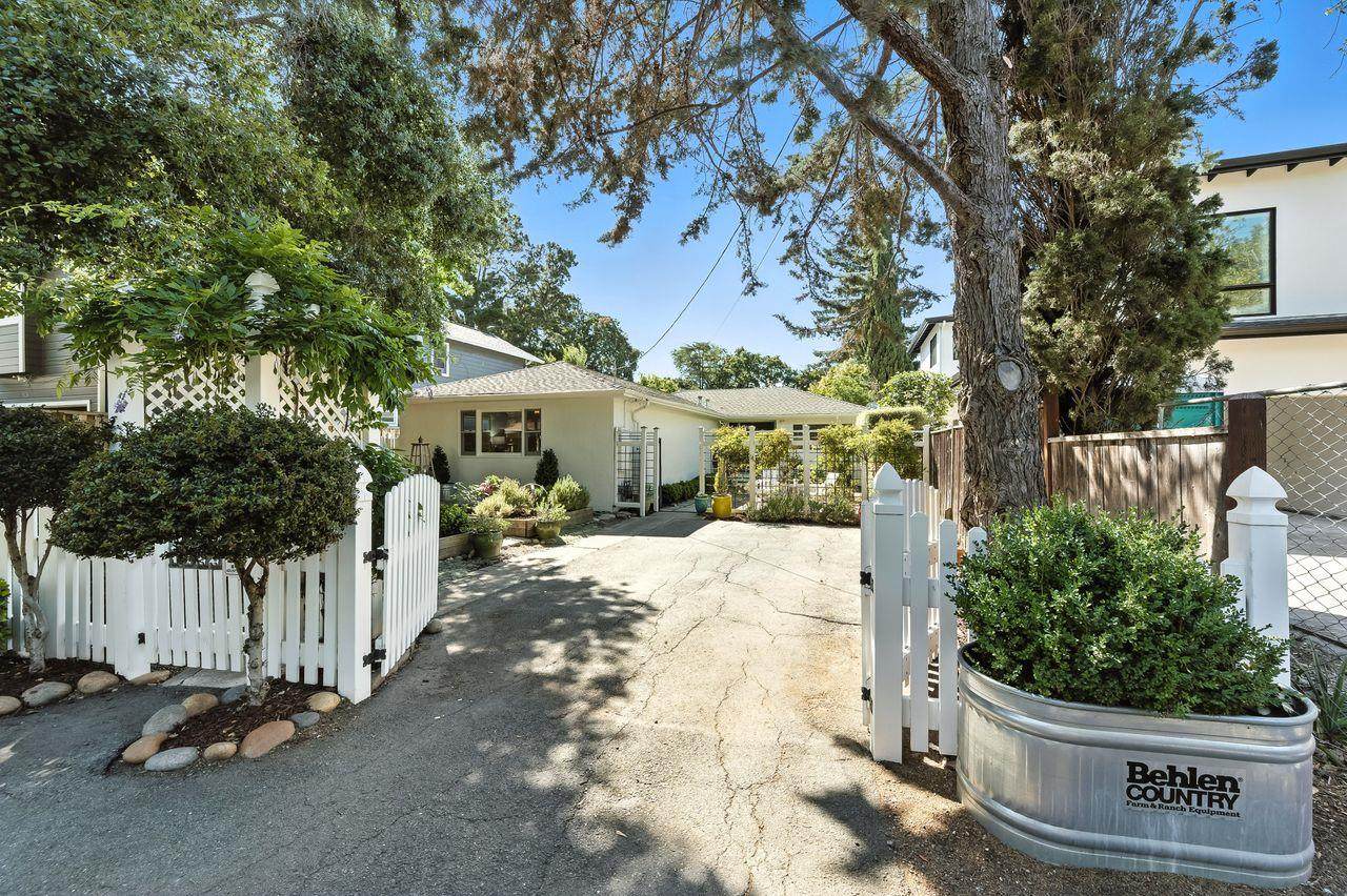 1422 Selby Ln - Photo 1
