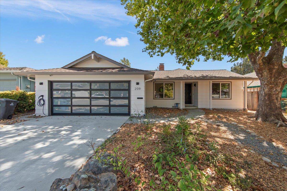 209 Calvin Pl - Photo 1
