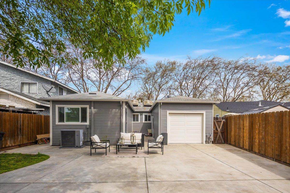 220 Lindbergh St - Photo 1