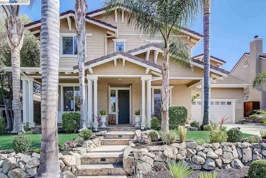 555 Lakeview Dr - Photo 1