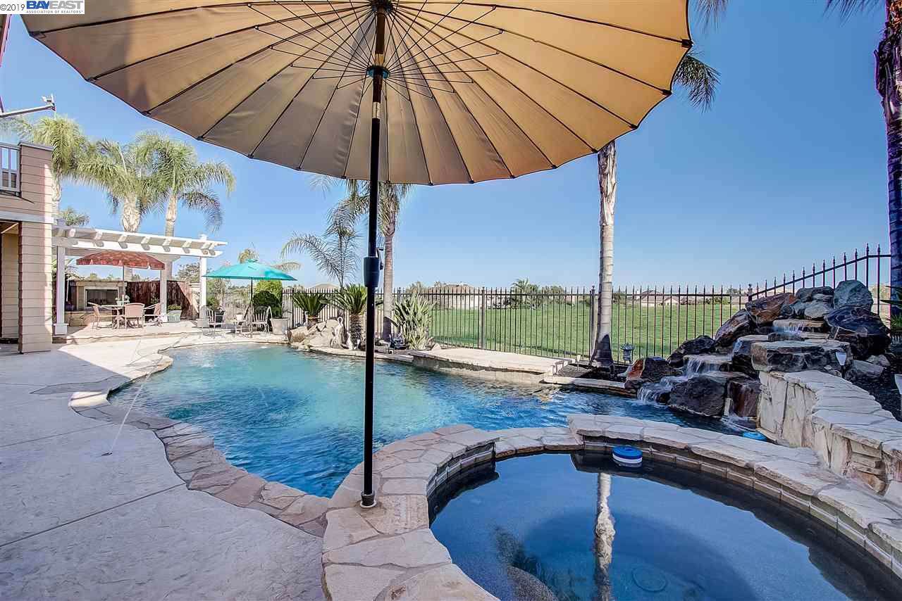 555 Lakeview Dr - Photo 1