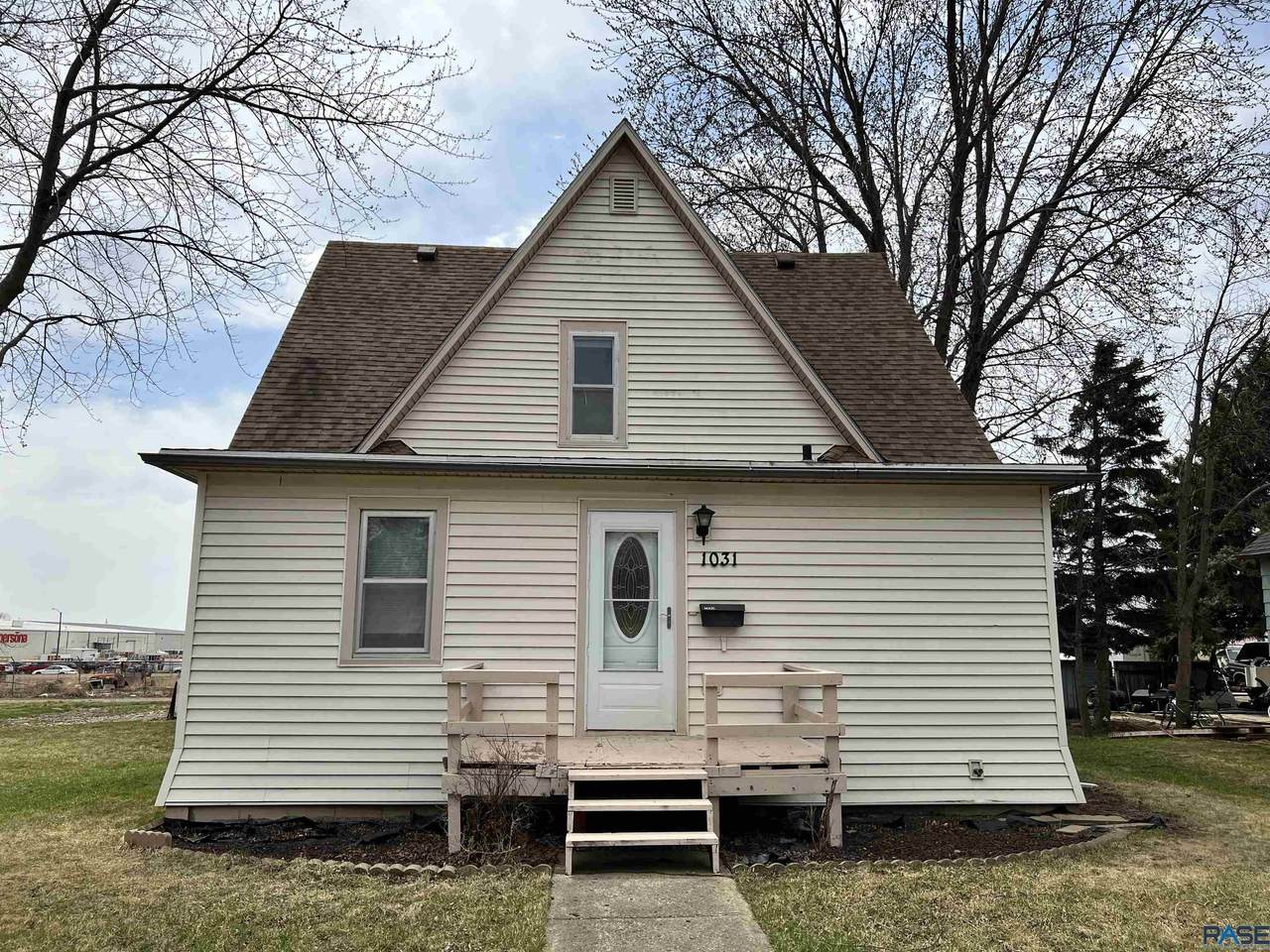 1031 Center St - Photo 1