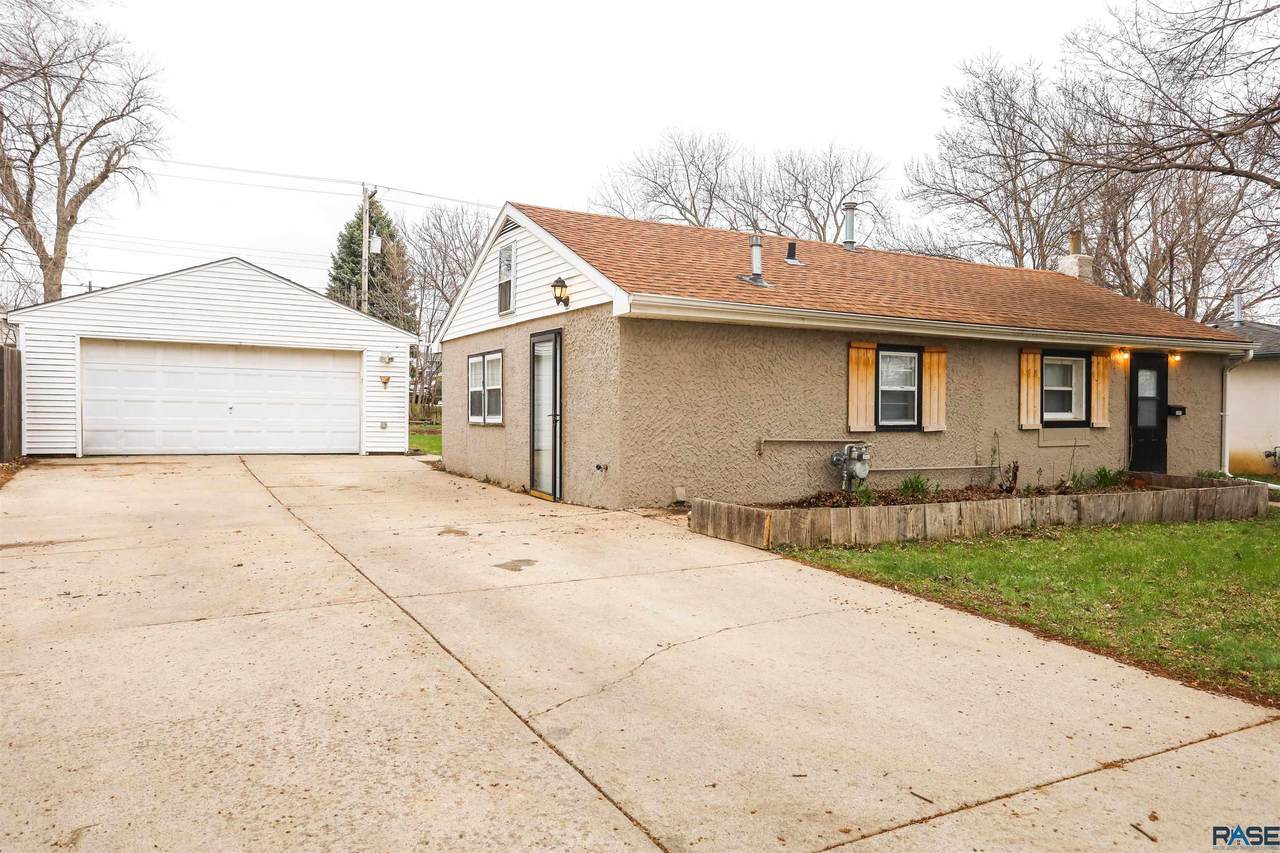 1121 Wayland Ave - Photo 1