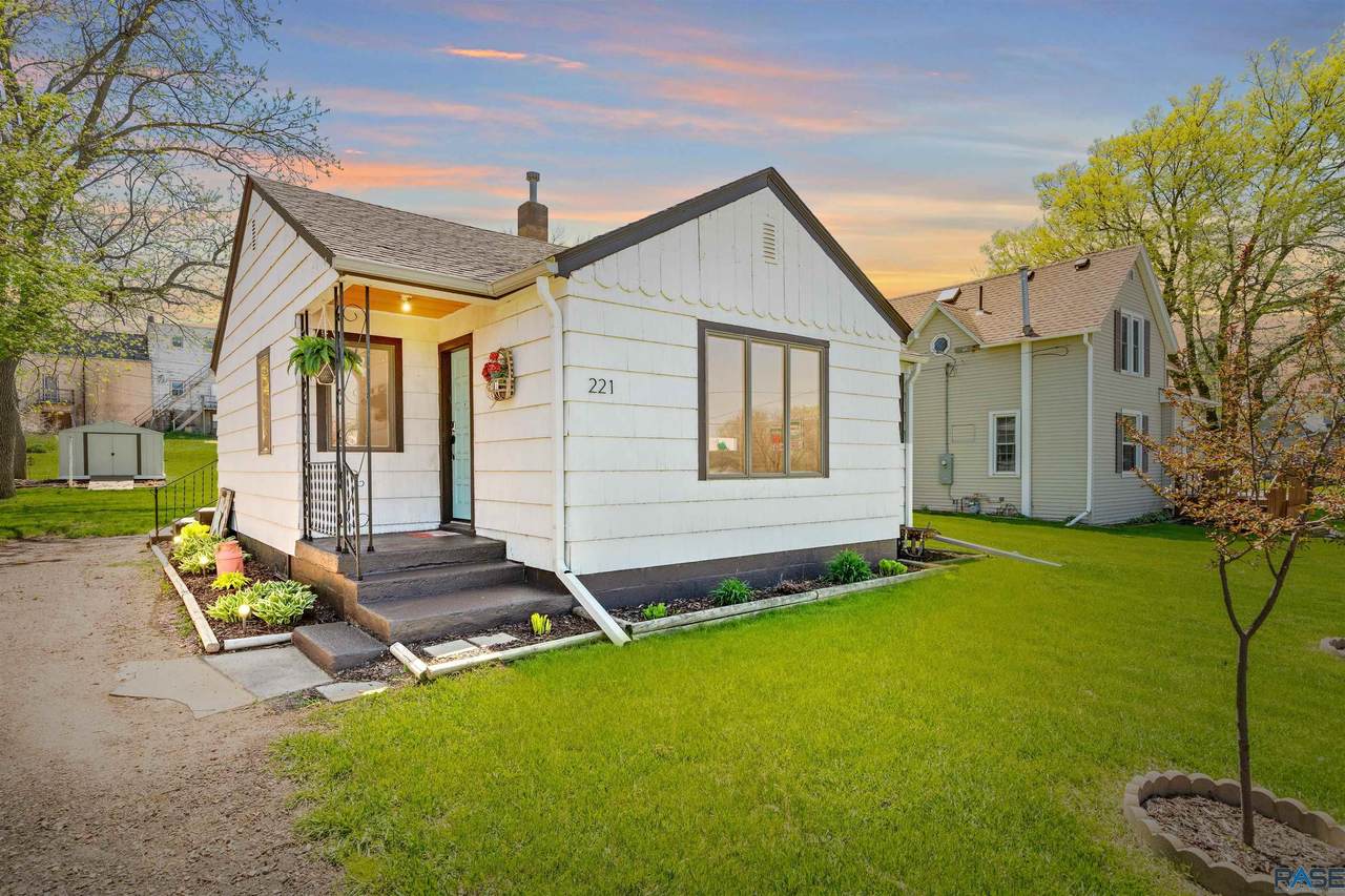 221 Lovely Ave - Photo 1