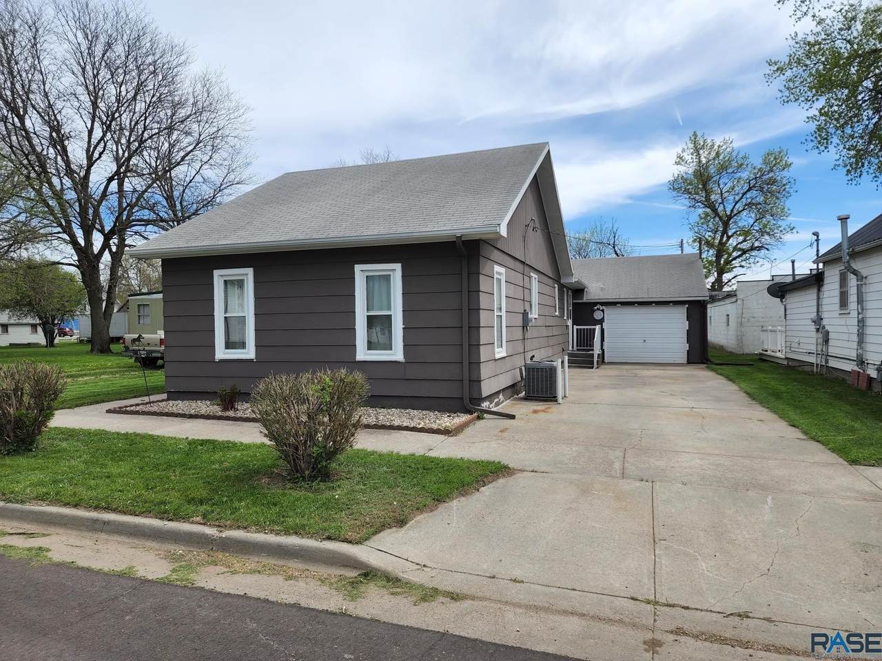 302 Ash St - Photo 1