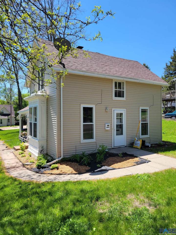605 7th St - Photo 1