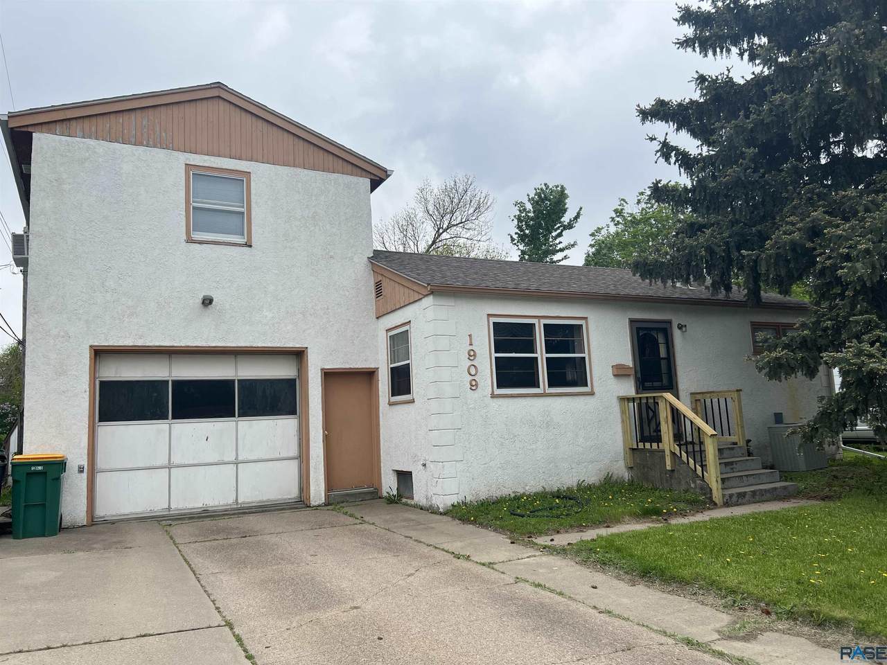 1909 10th St - Photo 1