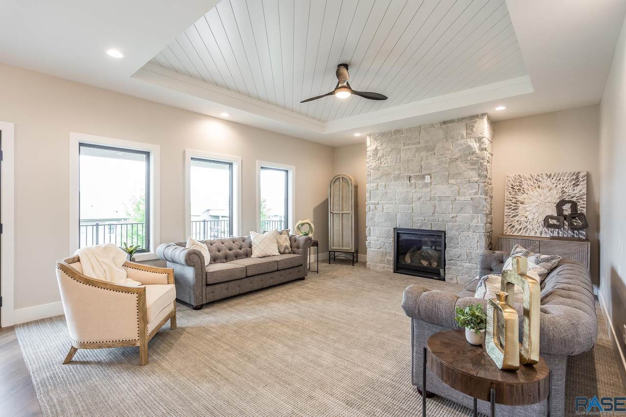 2719 Oak Hill Dr - Photo 1