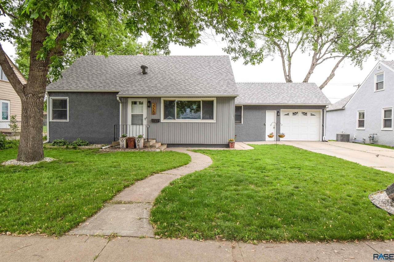2720 Duluth Ave - Photo 1