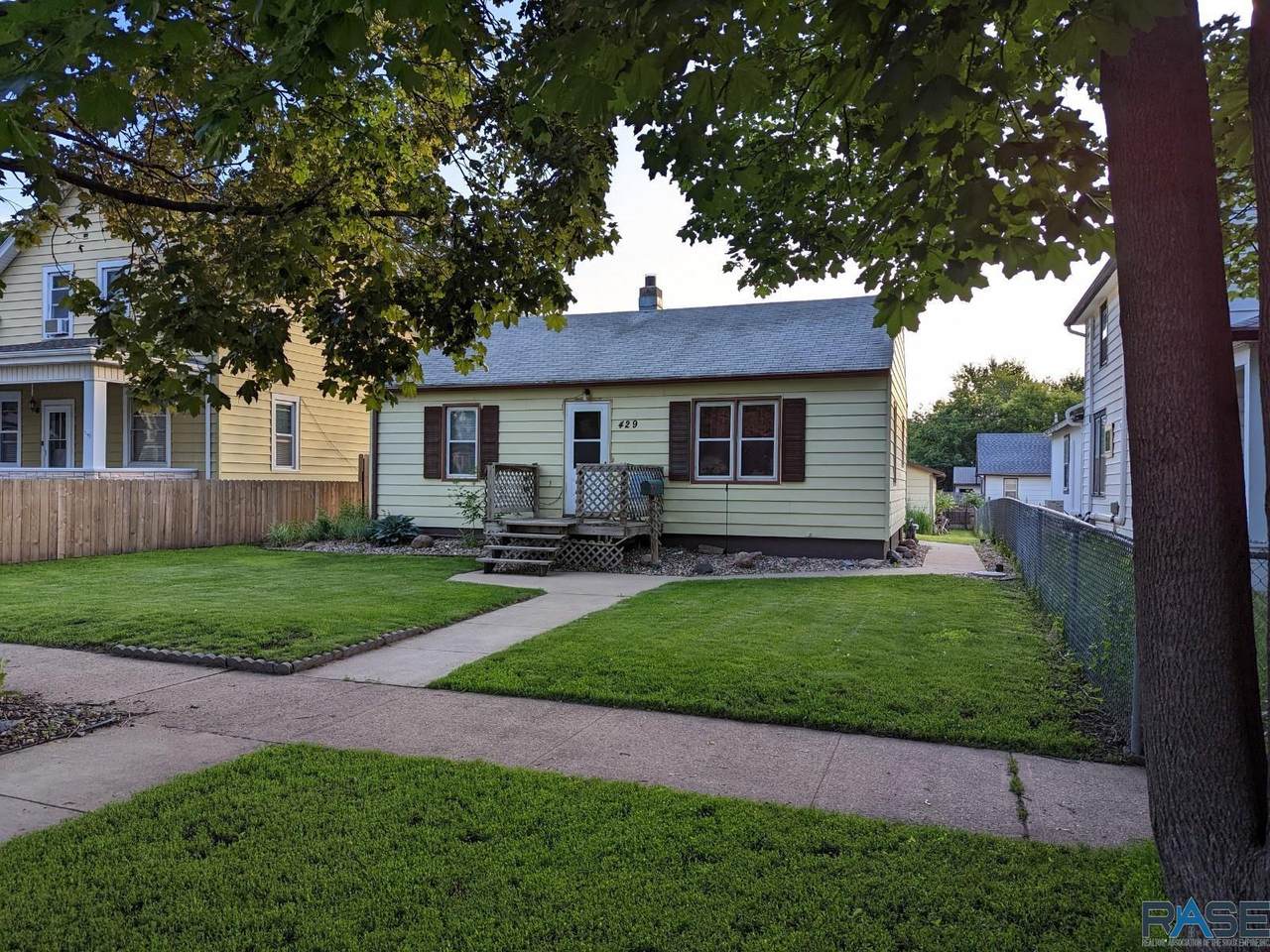 429 Franklin Ave - Photo 1