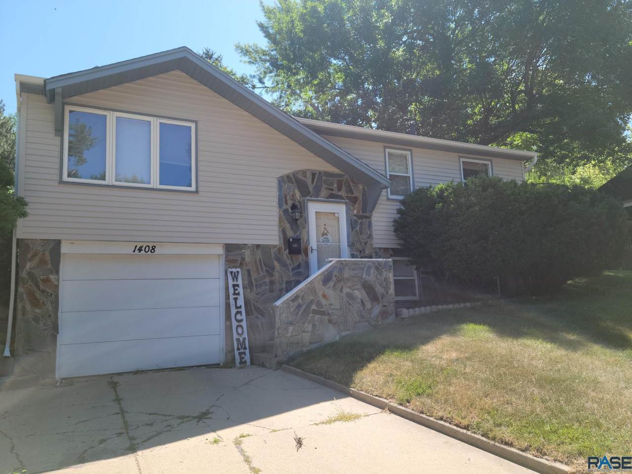 1408 Point Dr - Photo 1
