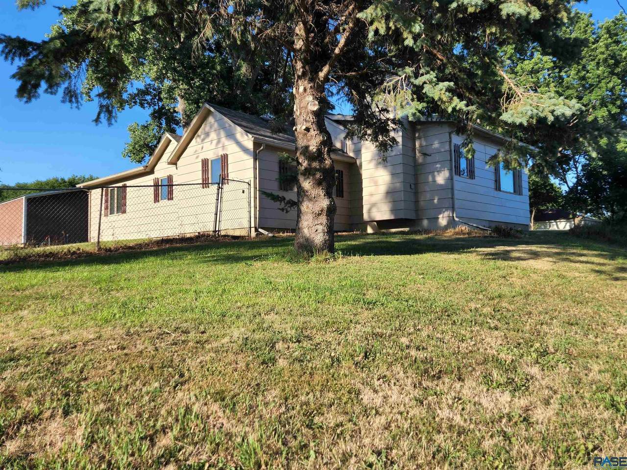 516 Wall St W - Photo 1