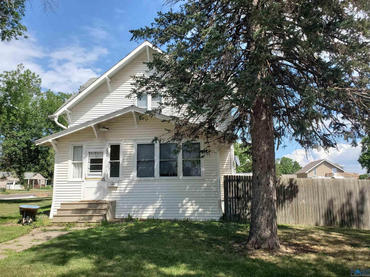 822 Summit Ave - Photo 1